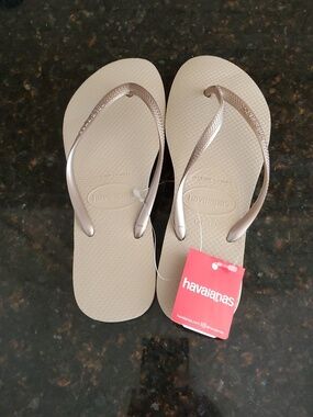 Havaianas Slim Metallic Flip Flops in Beige/Light Gold